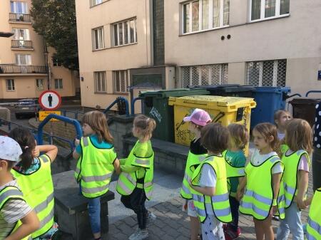 Ruch uliczny - Przedszkolaki obserwują skrzyżowanie